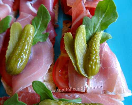 Bruschettas à la tomate, jambon Serrano et cornichon