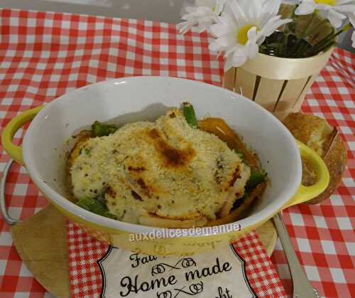 Cassolettes de truite fumée aux de coquilles Saint-Jacques, crevettes et asperges  gratinées à la crème moutardée