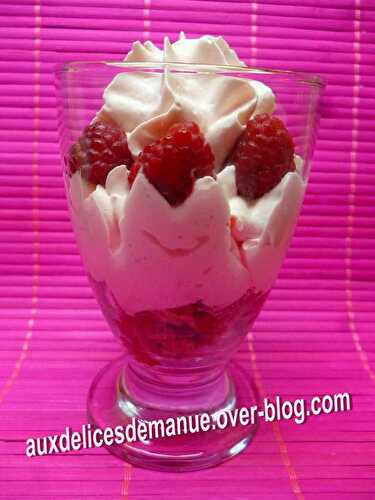 Chantilly fraise sur spéculoos et framboises