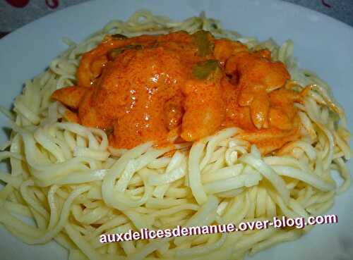 Filet de poulet et poitrine de porc sauce tomatée aux cornichons -pâtes chinoises