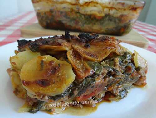 Gratin de pommes de terre aux épinards et coulis de tomates à la viande hachée