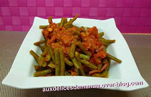 Haricots verts à la tomate, thon et bacon