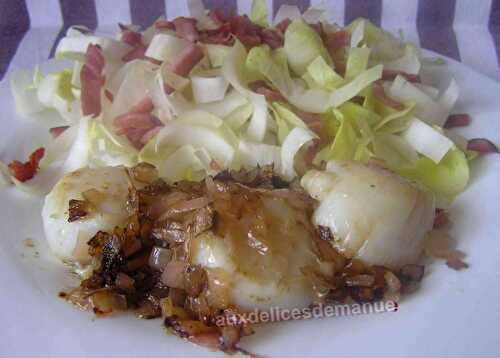 Noix de Saint-Jacques aux échalotes déglacées au vin blanc et salade d'endives au bacon grillé