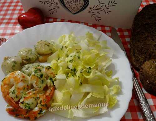 Noix de saint-Jacques et gambas royales poêlées au beurre à l'ail et au persil