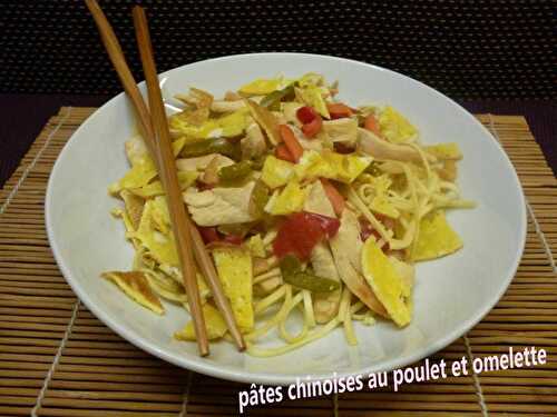 Pâtes chinoises au poulet et omelette