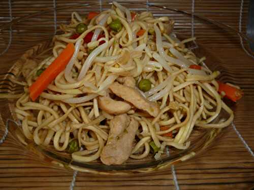Pâtes chinoises au poulet et petits légumes