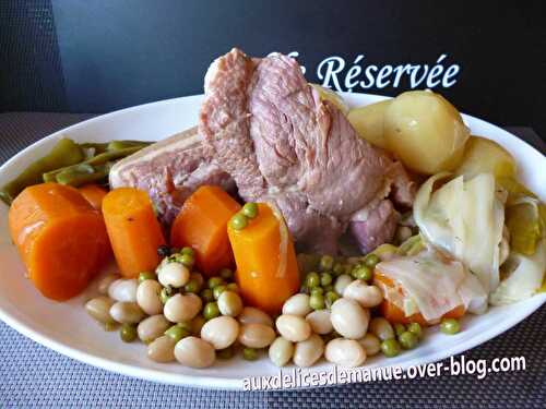 Pot-au-feu de plat de côtes, poitrine et légumes