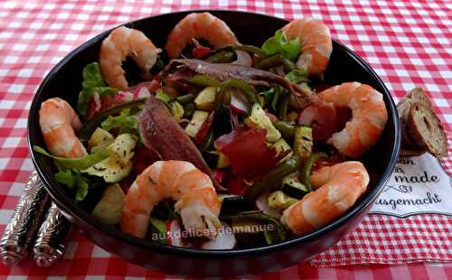 Salade composée à l'avocat, crevettes, jambon cru et légumes grillés