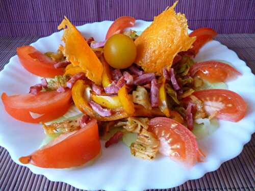Salade de légumes crus et grillés tuiles mimolette
