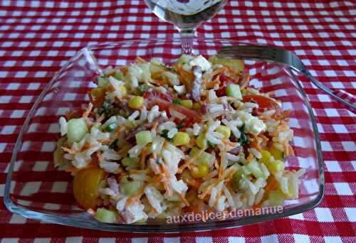 Salade de riz basmati au bacon, légumes et sauce yaourt aux herbes