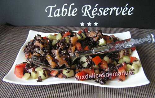 Salade de riz noir aux légumes et saumon fumé