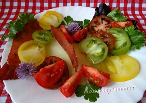 Salade de tomates sur gelée de concombre et chips de bacon