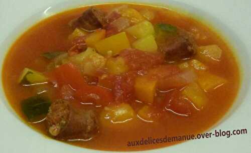 Soupe aux 3 poivrons, courgette et merguez