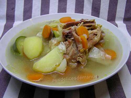 Soupe aux légumes (chou blanc-carottes- pomme de terre-courgette) et poulet fumé