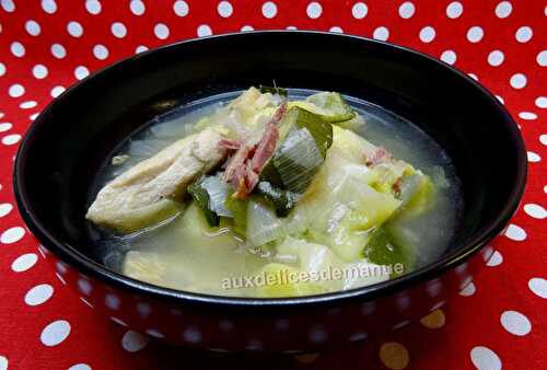 Soupe poireaux-pommes de terre aux courgettes, poulet et bacon