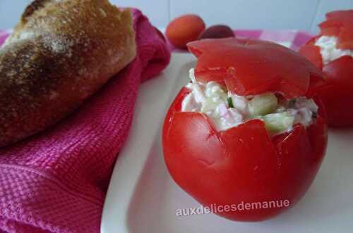 Tomates farcies au poulet fumé, concombre, radis et fromage frais