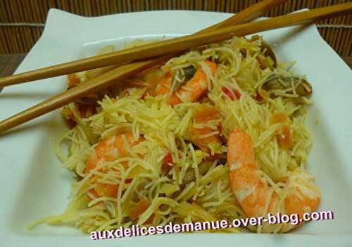 Vermicelles de riz aux crevettes, crabe et légumes