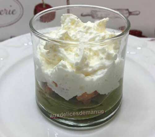 Verrines mousse d'avocat, saumon fumé et chantilly au saumon fumé