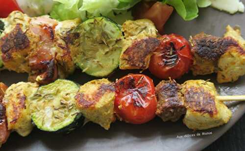 Brochettes de poulet mariné au lait de coco au curry, merguez et légumes