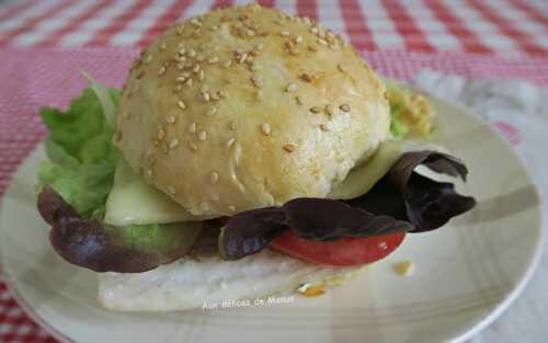 Burger au filet de bar, tomate, salade et anchois