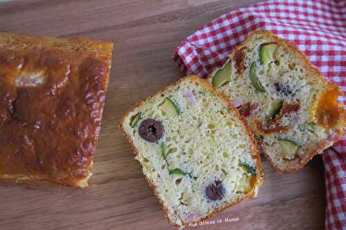 Cake à la courgette, tomates séchées, rôti de porc, olives et emmental