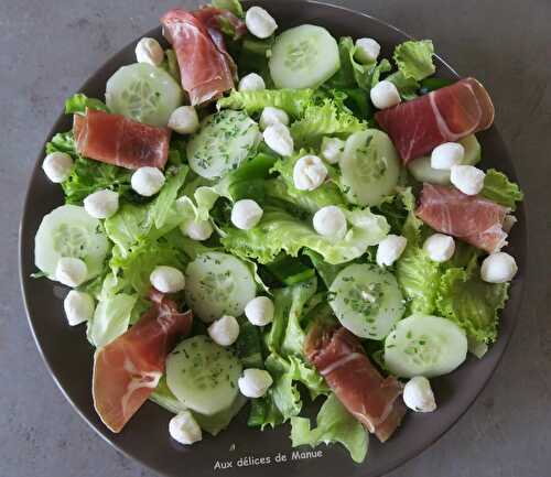 Salade verte au concombre, jambon cru et mozzarella