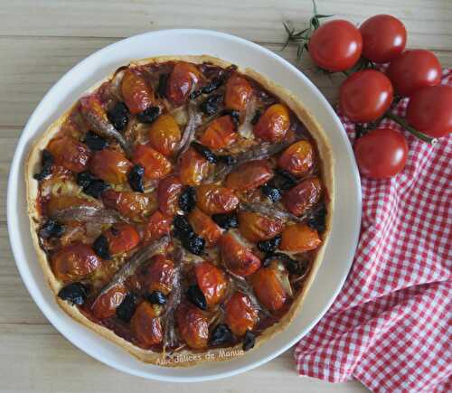 Tarte aux tomates black cherry, oignons, olives et anchois sur sauce tomate et parmesan