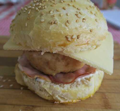 Burgers au poulet, bacon tomate et emmental