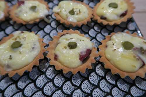 Tartelettes à la bresaola, reblochon et cornichons