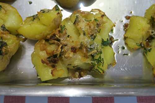 Pommes de terre écrasées croustillantes, au parmesan et ail