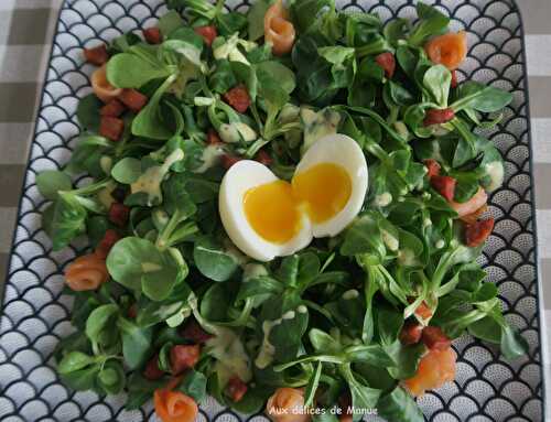 Salade de mâche au saumon fumé, chorizo et œuf mollet