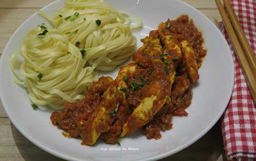 Blancs de poulet à la sauce tomates et pâte de curry