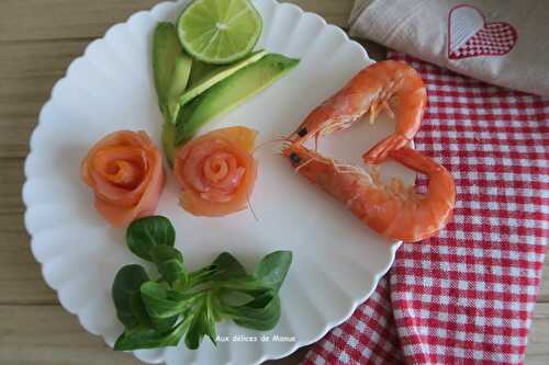 Roses de saumon fumé à l'avocat et cœur de crevettes - présentation du saumon fumé