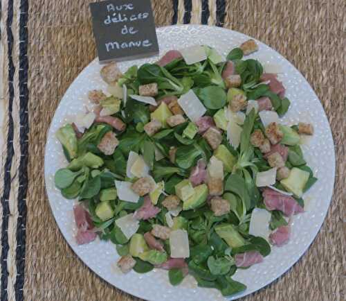 Salade de mâche à l'avocat, jambon cru et croûtons