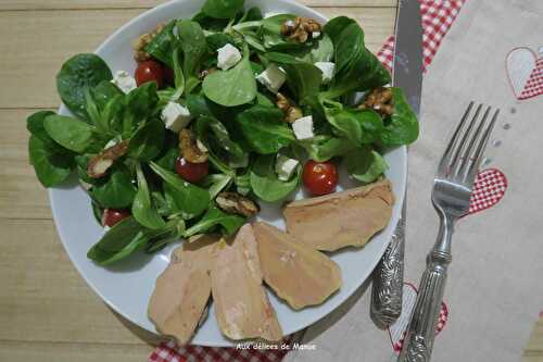 Salade de mâche aux noix, féta et foie gras