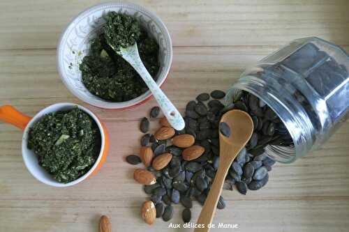 Pesto de fanes de carottes aux amandes, graines de courges et parmesan