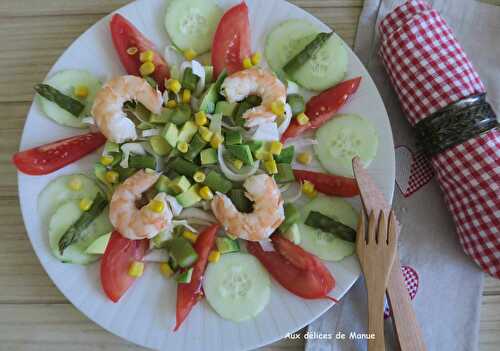 Salade d'avocat aux crevettes, asperges, tomates et concombre