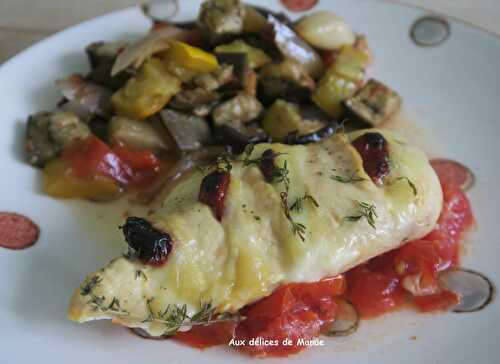 Hasselback de blancs de poulet au gruyère et tomates séchées, sur lit de tomates