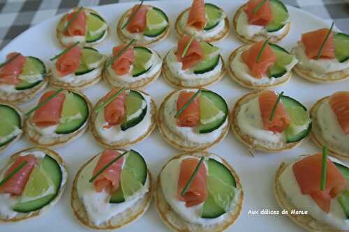 Mini blinis à la crème d'aneth citronnée, saumon fumé et concombre