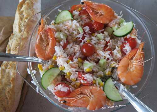 Salade de riz aux crevettes, concombre et tomates