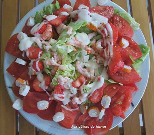 Salade de tomates aux crevettes, fraises, surimi et feta