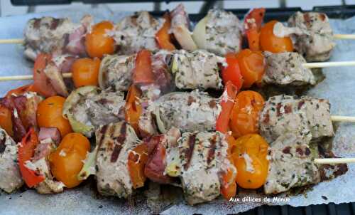 Brochettes de filet mignon de porc marinées à la poitrine fumée, tomates et poivron, à la plancha