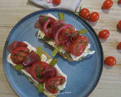 Bruschetta au Chaource, tomates et bresaola