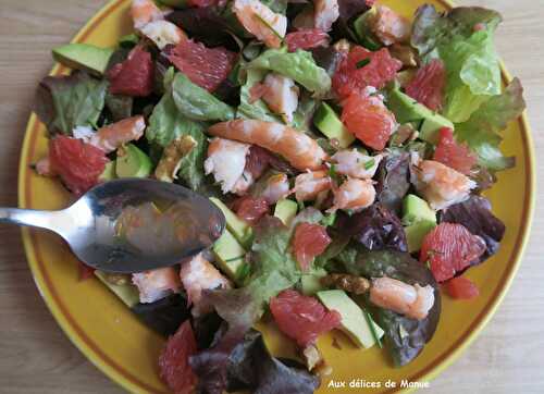 Salade à l'avocat, aux crevettes et pamplemousse et vinaigrette au jus de pamplemousse