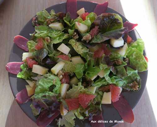 Salade à la pomme, pamplemousse et magret de canard fumé