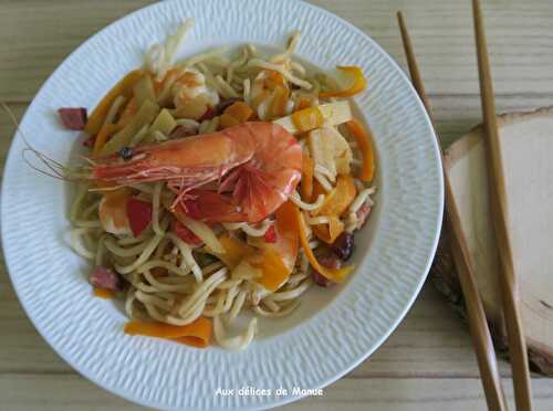 Ramen aux crevettes, poivrons, carottes et pousses de bambou