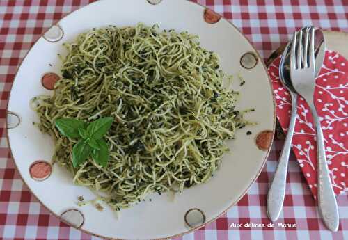 Spaghetti à l'ail à la sauce au basilic et aux noix