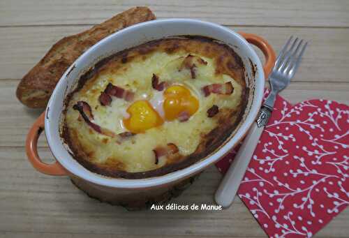 Œufs cocotte en purée au comté et poitrine fumée