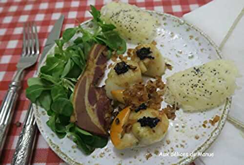 Poêlée de noix de Saint-Jacques, tuiles de parmesan et chips de poitrine fumée