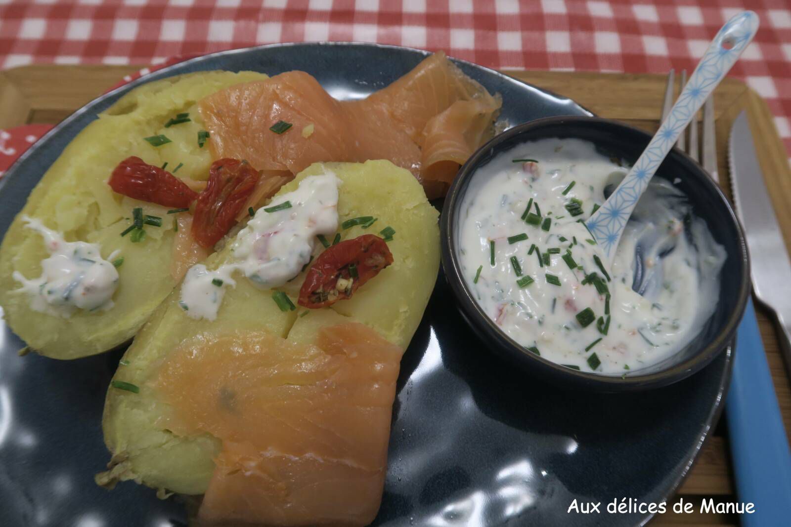 Pomme de terre au four , saumon fumé et fromage blanc à la ciboulette et aux tomates séchées 